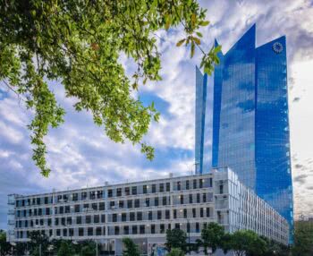 A custom-engineered channel glass system by Bendheim was installed at Frost Tower in Austin, Texas.